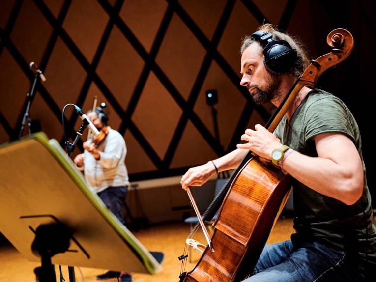 Ein Musiker am Bass in einem Tonstudio